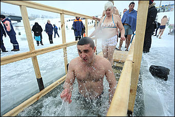20 января 2018 г., Барнаул. Екатерина Смолихина   И днём и ночью: купание барнаульцев на Крещение