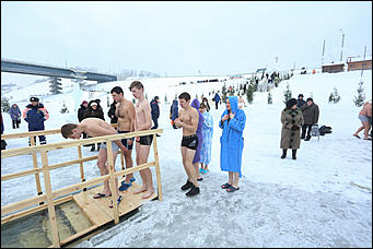 20 января 2018 г., Барнаул. Екатерина Смолихина   И днём и ночью: купание барнаульцев на Крещение