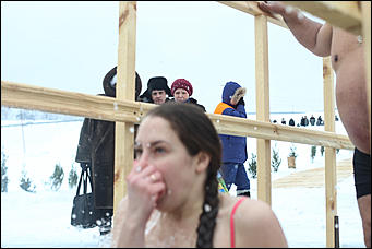 20 января 2018 г., Барнаул. Екатерина Смолихина   И днём и ночью: купание барнаульцев на Крещение