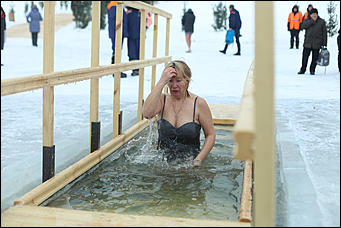 20 января 2018 г., Барнаул. Екатерина Смолихина   И днём и ночью: купание барнаульцев на Крещение