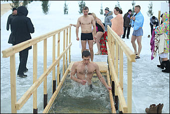 20 января 2018 г., Барнаул. Екатерина Смолихина   И днём и ночью: купание барнаульцев на Крещение