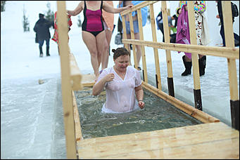 20 января 2018 г., Барнаул. Екатерина Смолихина   И днём и ночью: купание барнаульцев на Крещение
