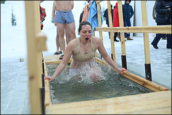 20 января 2018 г., Барнаул. Екатерина Смолихина   И днём и ночью: купание барнаульцев на Крещение