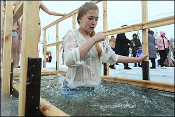 20 января 2018 г., Барнаул. Екатерина Смолихина   И днём и ночью: купание барнаульцев на Крещение