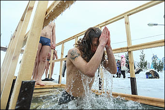 20 января 2018 г., Барнаул. Екатерина Смолихина   И днём и ночью: купание барнаульцев на Крещение