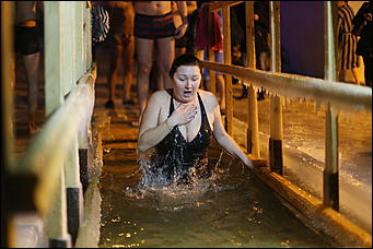 20 января 2018 г., Барнаул. Екатерина Смолихина   И днём и ночью: купание барнаульцев на Крещение