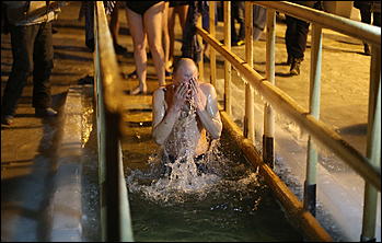 20 января 2018 г., Барнаул. Екатерина Смолихина   И днём и ночью: купание барнаульцев на Крещение