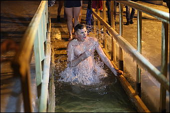 20 января 2018 г., Барнаул. Екатерина Смолихина   И днём и ночью: купание барнаульцев на Крещение