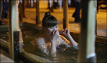 20 января 2018 г., Барнаул. Екатерина Смолихина   И днём и ночью: купание барнаульцев на Крещение