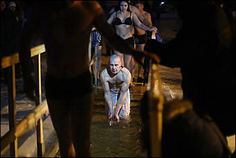 20 января 2018 г., Барнаул. Екатерина Смолихина   И днём и ночью: купание барнаульцев на Крещение