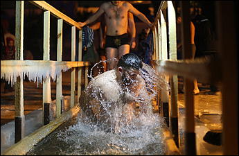 20 января 2018 г., Барнаул. Екатерина Смолихина   И днём и ночью: купание барнаульцев на Крещение