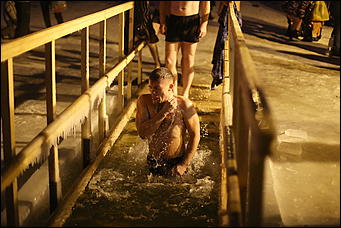 20 января 2018 г., Барнаул. Екатерина Смолихина   И днём и ночью: купание барнаульцев на Крещение