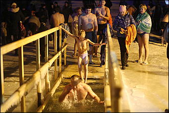 20 января 2018 г., Барнаул. Екатерина Смолихина   И днём и ночью: купание барнаульцев на Крещение