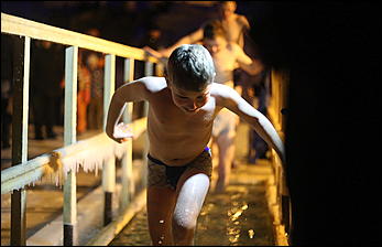 20 января 2018 г., Барнаул. Екатерина Смолихина   И днём и ночью: купание барнаульцев на Крещение