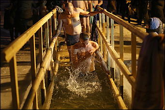 20 января 2018 г., Барнаул. Екатерина Смолихина   И днём и ночью: купание барнаульцев на Крещение