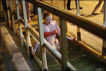 20 января 2018 г., Барнаул. Екатерина Смолихина   И днём и ночью: купание барнаульцев на Крещение