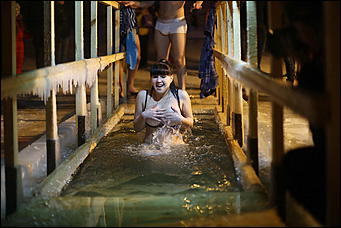 20 января 2018 г., Барнаул. Екатерина Смолихина   И днём и ночью: купание барнаульцев на Крещение