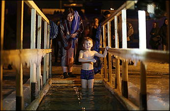 20 января 2018 г., Барнаул. Екатерина Смолихина   И днём и ночью: купание барнаульцев на Крещение