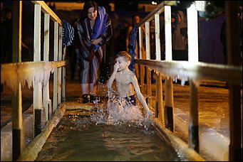 20 января 2018 г., Барнаул. Екатерина Смолихина   И днём и ночью: купание барнаульцев на Крещение