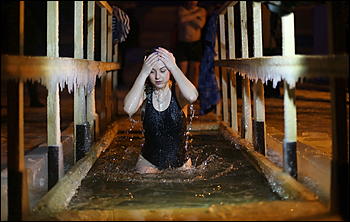 20 января 2018 г., Барнаул. Екатерина Смолихина   И днём и ночью: купание барнаульцев на Крещение