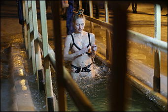 20 января 2018 г., Барнаул. Екатерина Смолихина   И днём и ночью: купание барнаульцев на Крещение