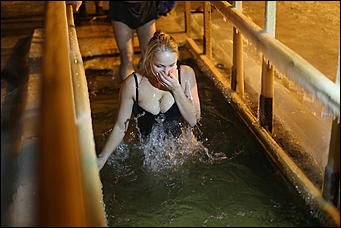 20 января 2018 г., Барнаул. Екатерина Смолихина   И днём и ночью: купание барнаульцев на Крещение