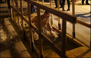 20 января 2018 г., Барнаул. Екатерина Смолихина   И днём и ночью: купание барнаульцев на Крещение