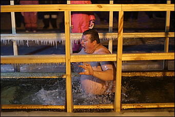 20 января 2018 г., Барнаул. Екатерина Смолихина   И днём и ночью: купание барнаульцев на Крещение