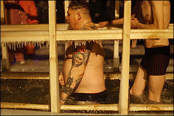 20 января 2018 г., Барнаул. Екатерина Смолихина   И днём и ночью: купание барнаульцев на Крещение