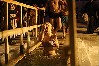 20 января 2018 г., Барнаул. Екатерина Смолихина   И днём и ночью: купание барнаульцев на Крещение