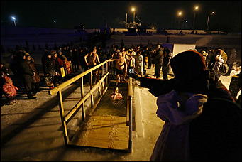 20 января 2018 г., Барнаул. Екатерина Смолихина   И днём и ночью: купание барнаульцев на Крещение