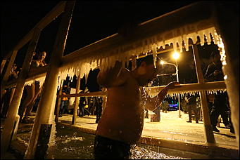 20 января 2018 г., Барнаул. Екатерина Смолихина   И днём и ночью: купание барнаульцев на Крещение