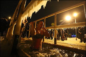 20 января 2018 г., Барнаул. Екатерина Смолихина   И днём и ночью: купание барнаульцев на Крещение