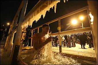 20 января 2018 г., Барнаул. Екатерина Смолихина   И днём и ночью: купание барнаульцев на Крещение