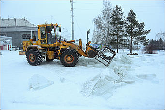 15 января 2018 г., Барнаул. Екатерина Смолихина Радость автомобилиста: площадь Сахарова освобождают от главной ёлки Барнаула