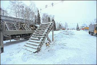 15 января 2018 г., Барнаул. Екатерина Смолихина Радость автомобилиста: площадь Сахарова освобождают от главной ёлки Барнаула
