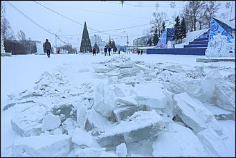 15 января 2018 г., Барнаул. Екатерина Смолихина Радость автомобилиста: площадь Сахарова освобождают от главной ёлки Барнаула