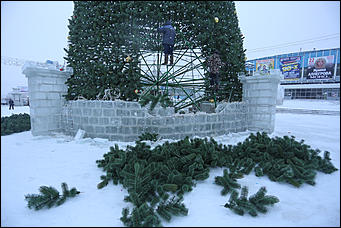 15 января 2018 г., Барнаул. Екатерина Смолихина Радость автомобилиста: площадь Сахарова освобождают от главной ёлки Барнаула