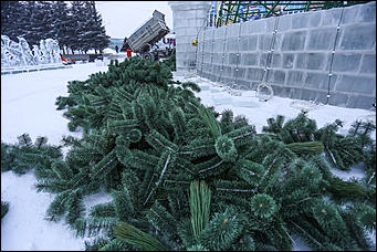 15 января 2018 г., Барнаул. Екатерина Смолихина Радость автомобилиста: площадь Сахарова освобождают от главной ёлки Барнаула