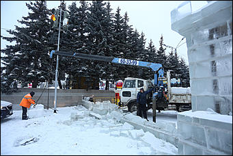 15 января 2018 г., Барнаул. Екатерина Смолихина Радость автомобилиста: площадь Сахарова освобождают от главной ёлки Барнаула