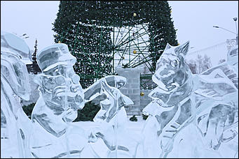 15 января 2018 г., Барнаул. Екатерина Смолихина Радость автомобилиста: площадь Сахарова освобождают от главной ёлки Барнаула