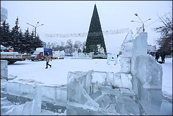 15 января 2018 г., Барнаул. Екатерина Смолихина Радость автомобилиста: площадь Сахарова освобождают от главной ёлки Барнаула