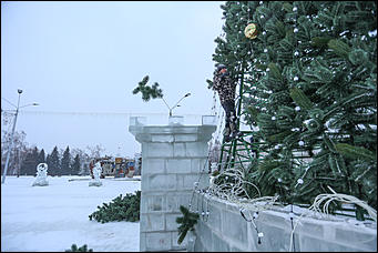 15 января 2018 г., Барнаул. Екатерина Смолихина Радость автомобилиста: площадь Сахарова освобождают от главной ёлки Барнаула