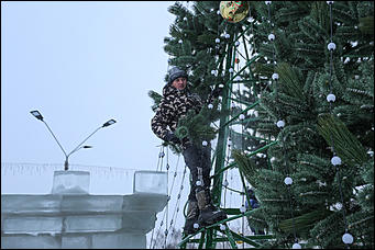 15 января 2018 г., Барнаул. Екатерина Смолихина Радость автомобилиста: площадь Сахарова освобождают от главной ёлки Барнаула