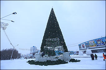 15 января 2018 г., Барнаул. Екатерина Смолихина Радость автомобилиста: площадь Сахарова освобождают от главной ёлки Барнаула