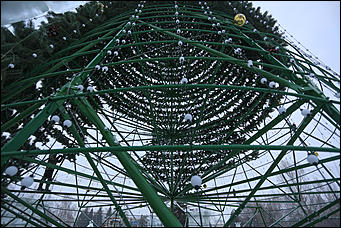 15 января 2018 г., Барнаул. Екатерина Смолихина Радость автомобилиста: площадь Сахарова освобождают от главной ёлки Барнаула