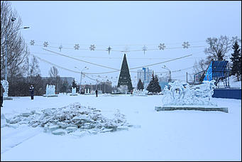 15 января 2018 г., Барнаул. Екатерина Смолихина Радость автомобилиста: площадь Сахарова освобождают от главной ёлки Барнаула