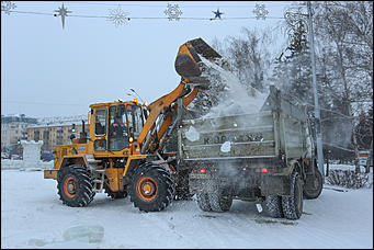 15 января 2018 г., Барнаул. Екатерина Смолихина Радость автомобилиста: площадь Сахарова освобождают от главной ёлки Барнаула