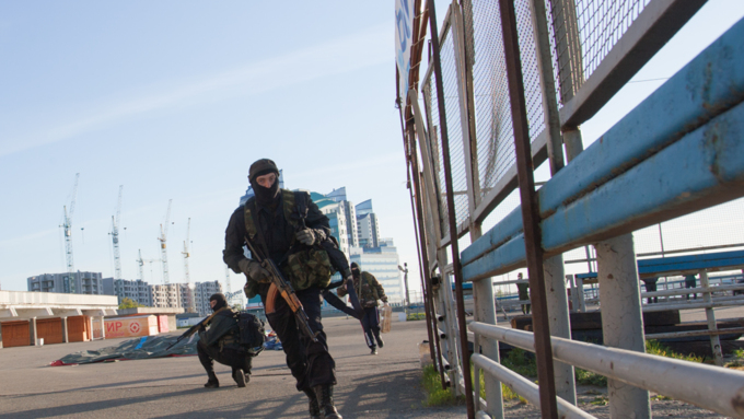 19 мая 2016  &copy; Амител Вячеслав Мельников   "Стрелять без предупреждения!": как "спасали" заложников в Барнауле. Фоторассказ