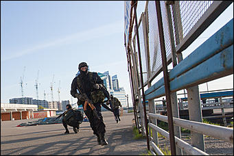 19 мая 2016  © Амител Вячеслав Мельников   "Стрелять без предупреждения!": как "спасали" заложников в Барнауле. Фоторассказ